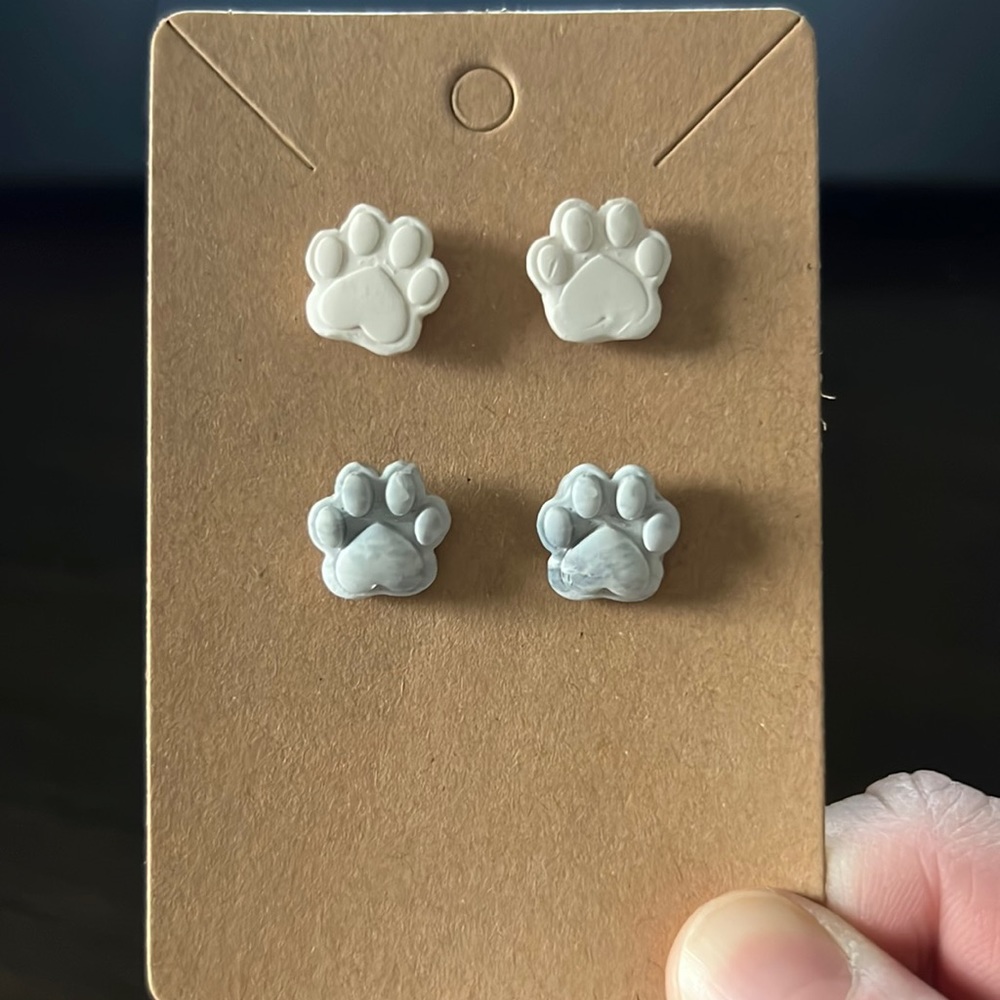 Stud pack paw‎ print earrings